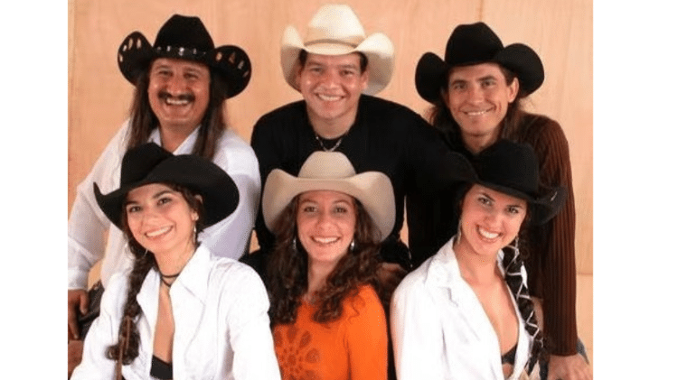 Dallas Country no início dos anos 2000; Jameika Mansur está no centro na fileira de baixo, Graciele Lacerda, no canto inferior direito, era bailarina da banda Dallas Country no início dos anos 2000; Jameika Mansur está no centro na fileira de baixo, Graciele Lacerda, no canto inferior direito, era bailarina da banda