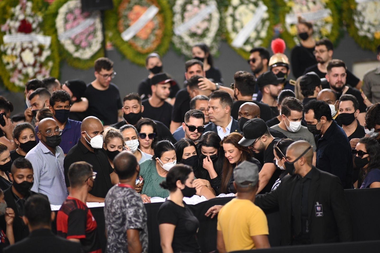 Mãe de Marília Mendonça, Maraísa, Maiara e Murilo Huff se abraçam em volta do caixão no velório de Marília Mendonça - Cristiano Borges e Júnior Guimarães/ AgNews