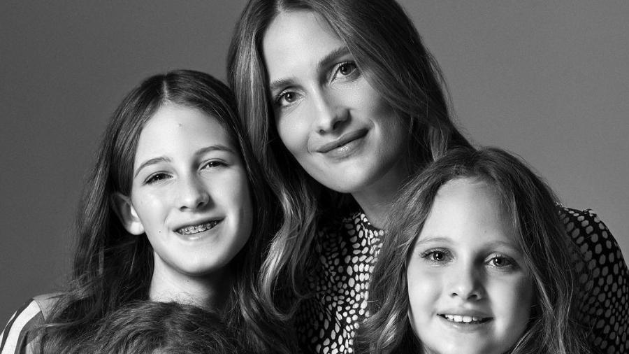Schynaider com suas três filhas em ensaio para revista: relação de amor