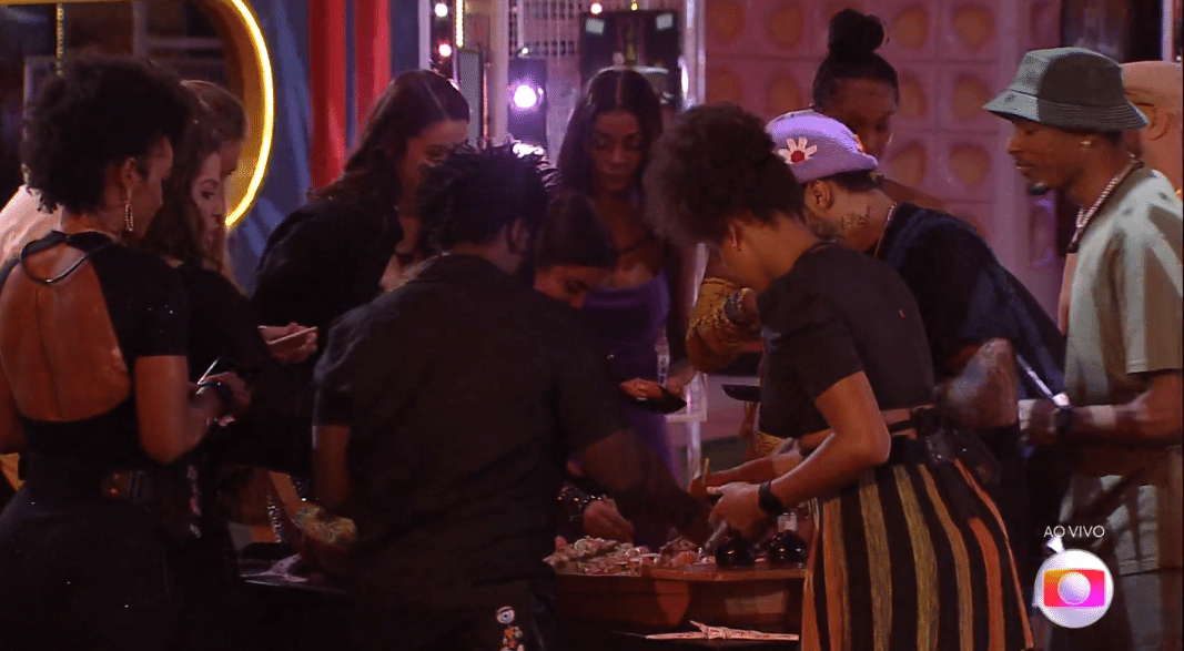 BBB 22: Confinados fazem fila para 'atacar' a barca de sushi - Reprodução/Globoplay