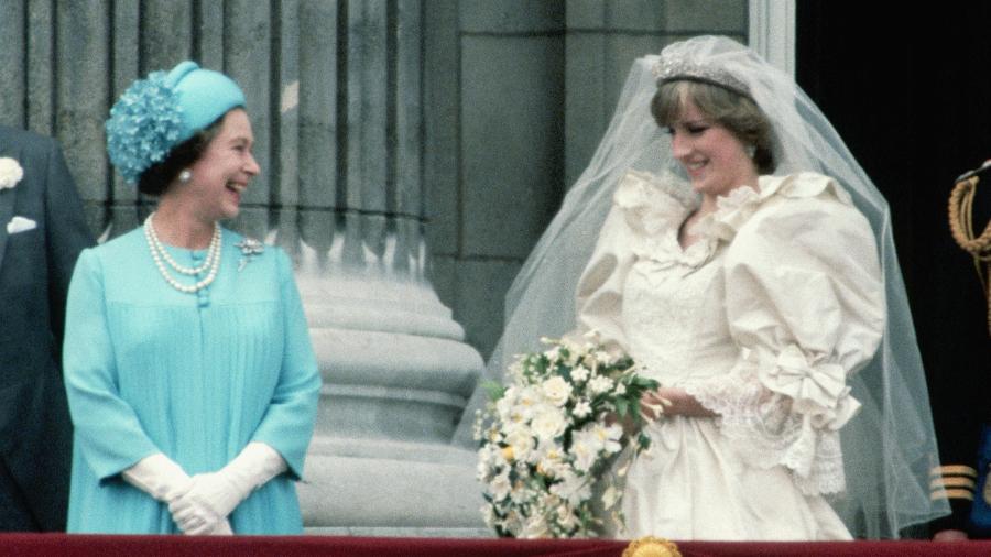 Rainha Elizabeth no casamento de Princesa Diana e Príncipe Charles; elas morreram em um intervalo de 25 anos - Wally McNamee/Corbis via Getty Images