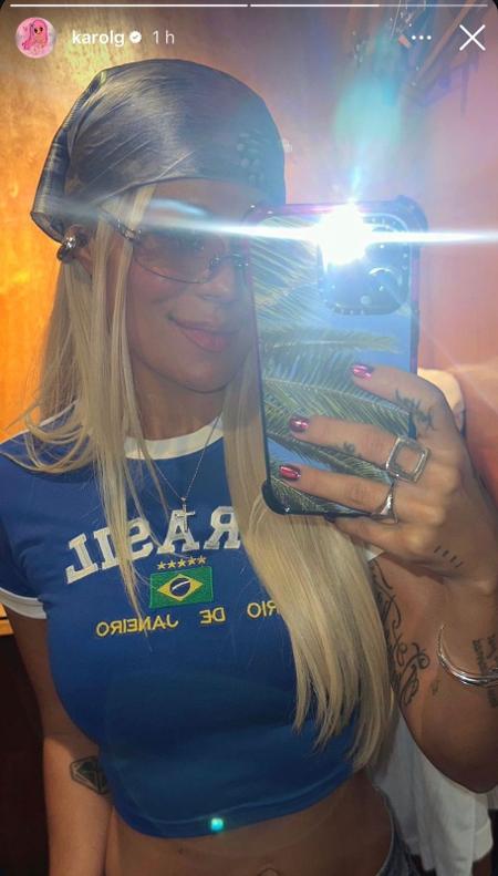 Karol G posa com camiseta do Brasil pouco antes de show no Rock in Rio 