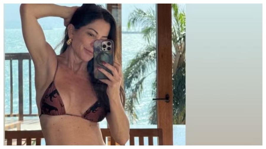Ana Paula Padrão posou de biquíni na praia - Reprodução