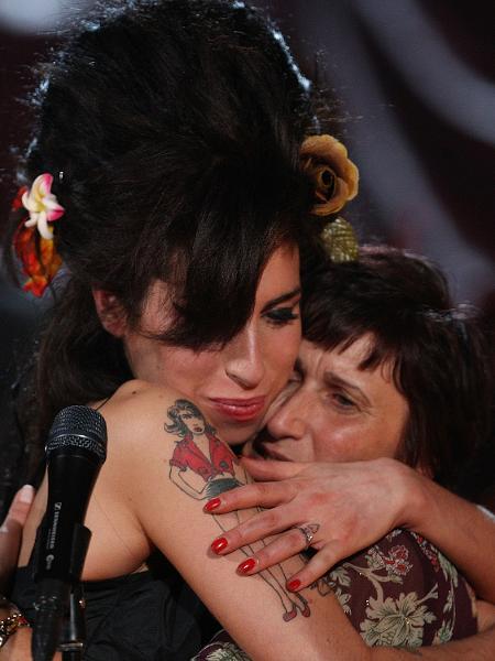 10.fev.2008 - Amy Winehouse abraçando a mãe, Janis Winehouse, depois de receber um Grammy - Getty Images para NARAS