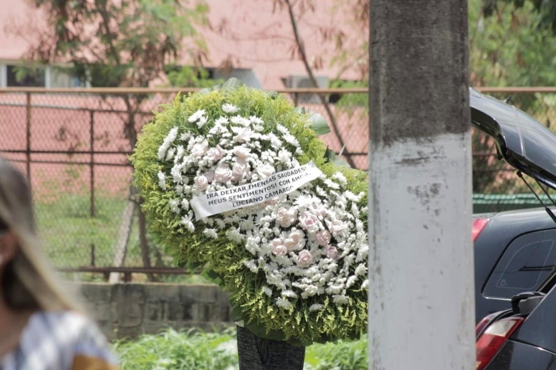 Coroa de flores enviada por Luciano Camargo chega à Arena Goiânia para o velório da cantora de Marília Mendonça - J. Lee/ Brazil News