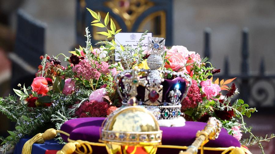 Funeral da rainha Elizabeth 2ª: rei Charles deixou um cartão no buquê em cima do caixão de sua mãe -  REUTERS/Hannah McKay/Pool