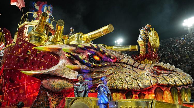 Carro da Tuiuti faz homenagem ao jangadeiro cearense Dragão do Mar que se negou a transportar pessoas escravizadas antes da Lei Áurea