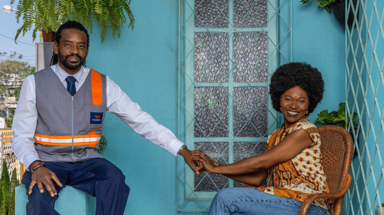 Jão (Fabrício Boliveira) e e a mãe Neuza (Valdinéia Soriano) em 'Volta por Cima'