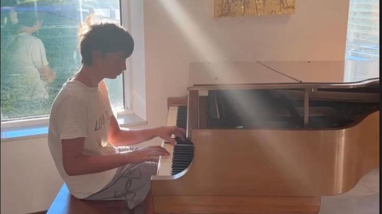 Benjamin tocando piano