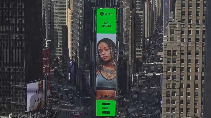 MC Dricka aparece em telão da Times Square, em Nova York, em parceria com o Spotify - Divulgação