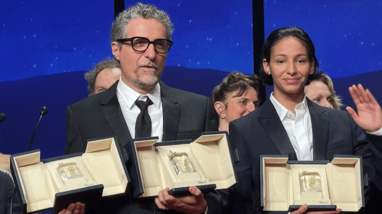 Kleber Mendonça Filho e a atriz Nadia Melliti com suas Palmas do Festival de Cannes 2025 Kleber Mendonça Filho e a atriz Nadia Melliti com suas Palmas do Festival de Cannes 2025