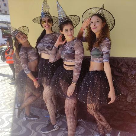 Suzana Lordelo, Tamires Oliveira, Sabrina Freire e Sara Baroni se fantasiaram de bruxas