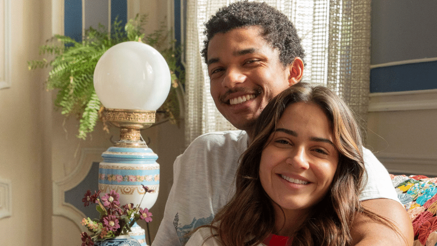 João Pedro (Juan Paiva) e Sandra (Giullia Buscacio) em 'Renascer'