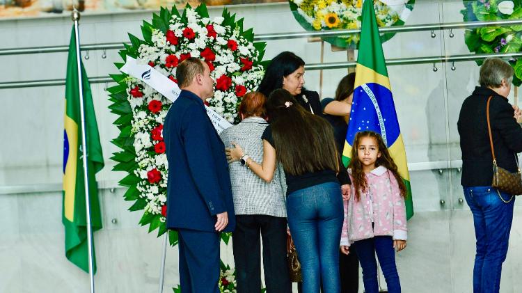 Familiares se abraçam no velório de Agnaldo Rayol