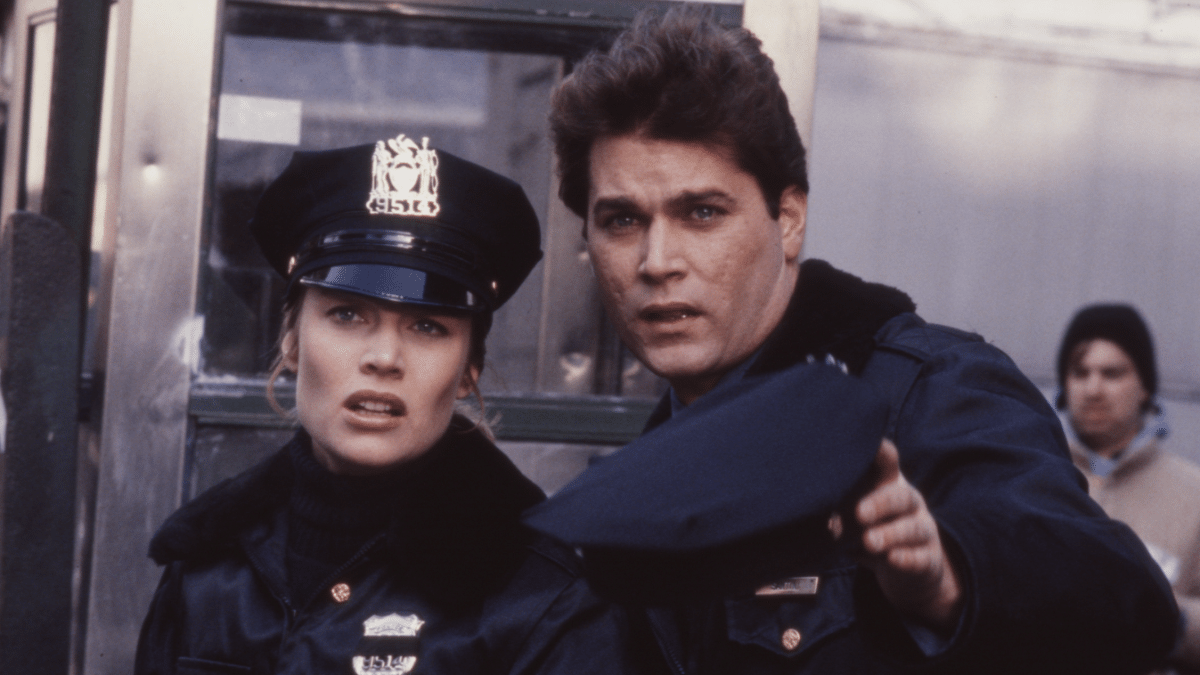 Ray Liotta e Daphne Ashbrook na série "Our Family Honor" (1985) - Reprodução/IMDb