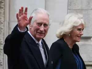 Rei Charles está 'extremamente bem', diz rainha Camilla