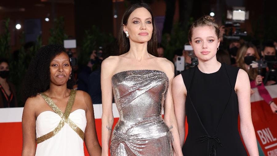 Angelina Jolie ao lado das filhas Zahara (à esquerda) e Shiloh (à direita)