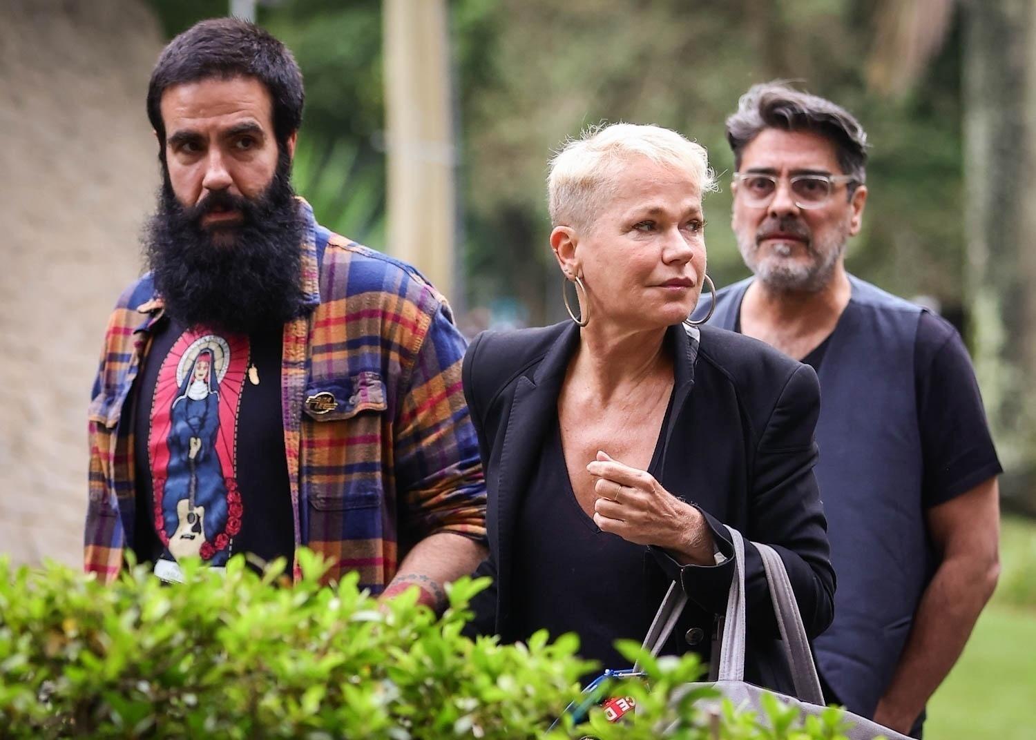 Xuxa Meneghel e Junno Andrade no velório de Rita Lee ao lado do biógrafo Guilherme Samora - Thiago Duran/BrazilNews