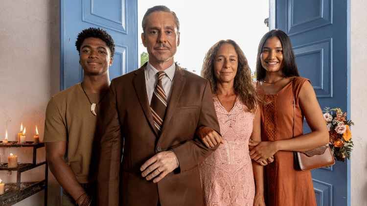 Zefa Leonel (Andrea Beltrão), Seu Tico Leonel (Alexandre Nero), Nastácio (Guthierry Sotero) e Benvinda (Dandara Queiroz) em 'No Rancho Fundo'