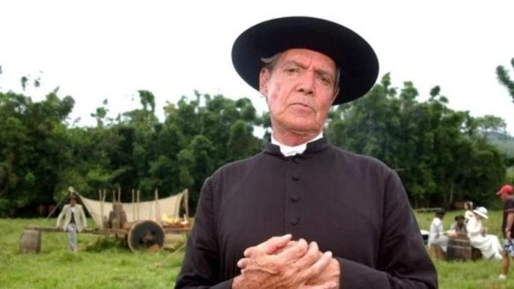 John Herbert como Vigário Gabriel de 'Cabocla'