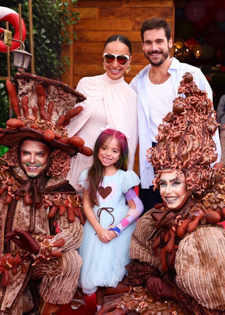 Sabrina Sato, Nicolas Prattes e Zoe juntos em festa de aniversário