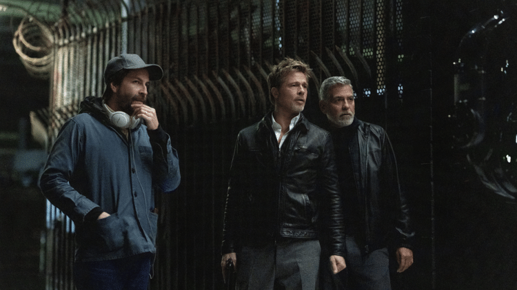 O diretor Jon Watts no set de "Wolfs" ("Lobos") com Brad Pitt e George Clooney