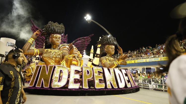 Carro alegórico da Independente na primeira noite de carnaval no sambódromo do Anhembi