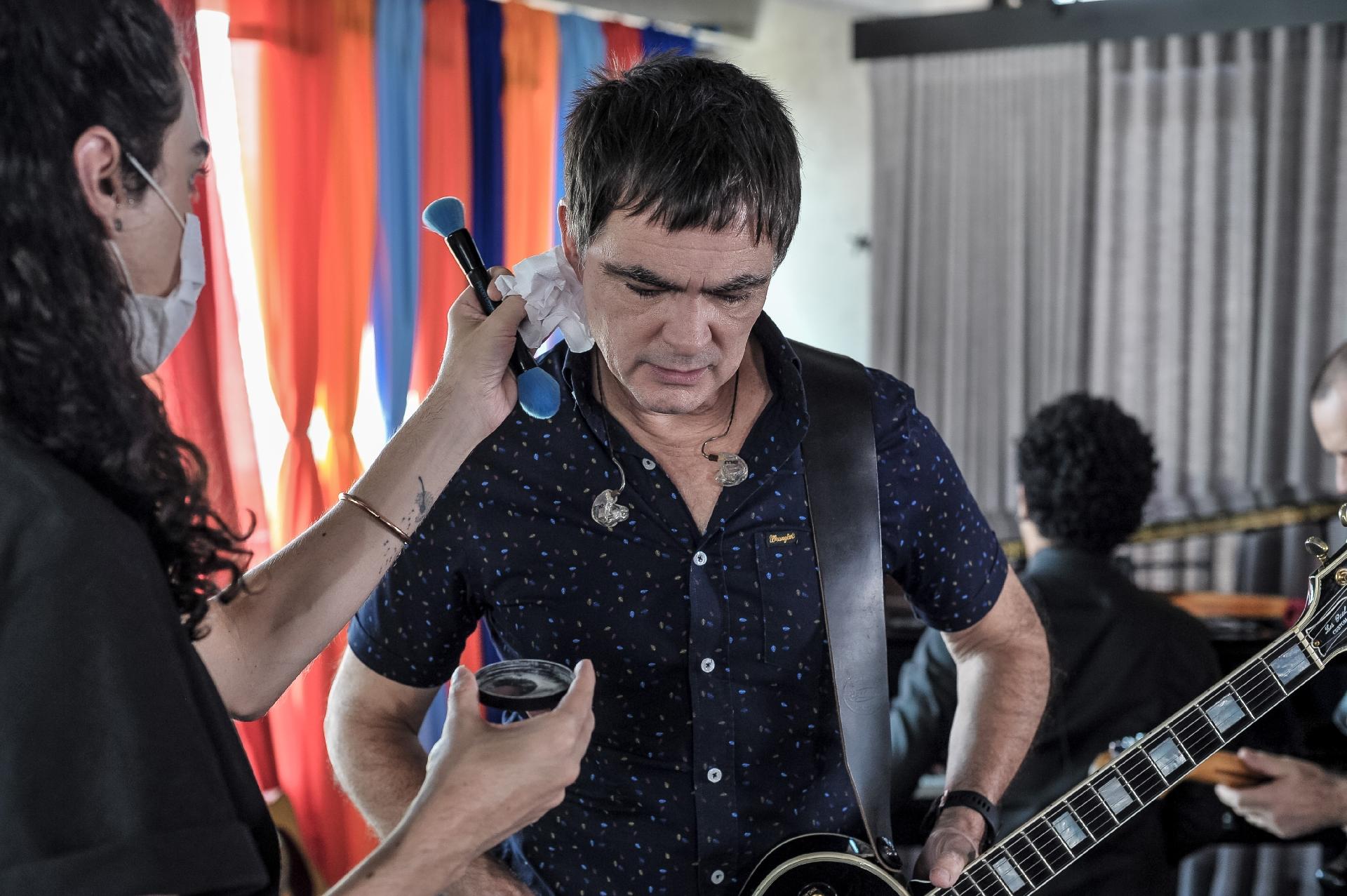 Samuel Rosa nos bastidores do 'Sai da Caixa', de Tiago Abravanel - Reinaldo Canato/UOL