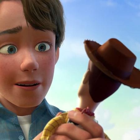 Andy, já adulto, segurando Woody, em Toy Story 3