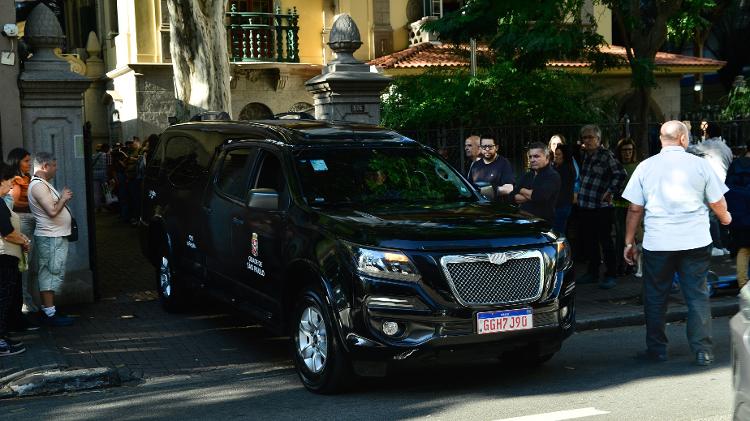 Carro com o corpo de Francisco Cuoco deixa velório Carro com o corpo de Francisco Cuoco deixa velório