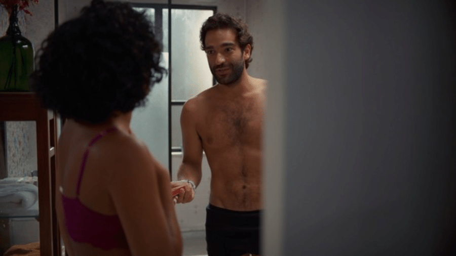 Maria de Fátima (Bella Campos) e Afonso (Humberto Carrão) em "Vale Tudo" - Reprodução/Globo