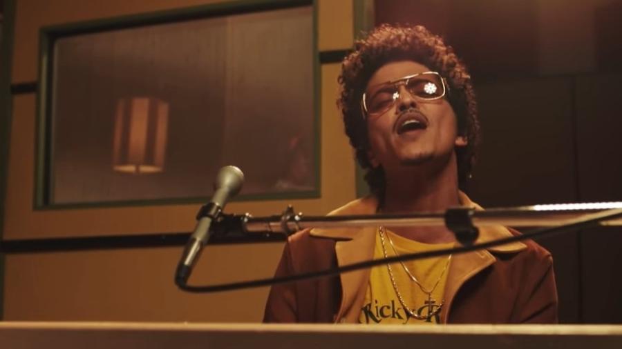 Bruno Mars em retorno no videoclipe de "Leave the Door Open", com Anderson .Paak - Reprodução/YouTube
