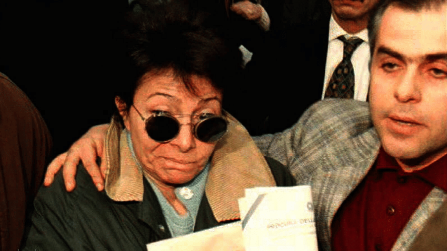 Patrizia Reggiani Martinelli, ex-mulher de Gucci, neto de Guccio Gucci [fundador da grife que leva o nome da família], sendo levada pela polícia em Milão (01/02/1997). - Reuter