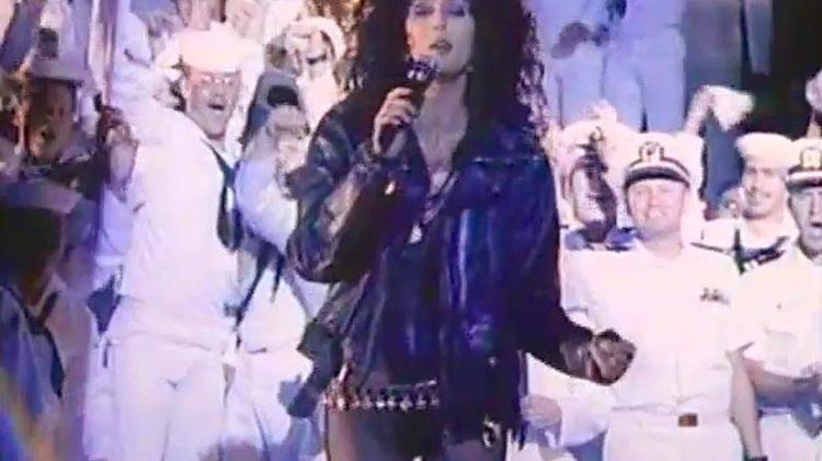 Cher em trecho do clipe da canção 'If I Could Turn Back Time'