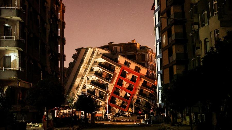 Uma visão geral dos edifícios destruídos após o terremoto fatal, em Antakya, Turquia, 19 de fevereiro de 2023. 