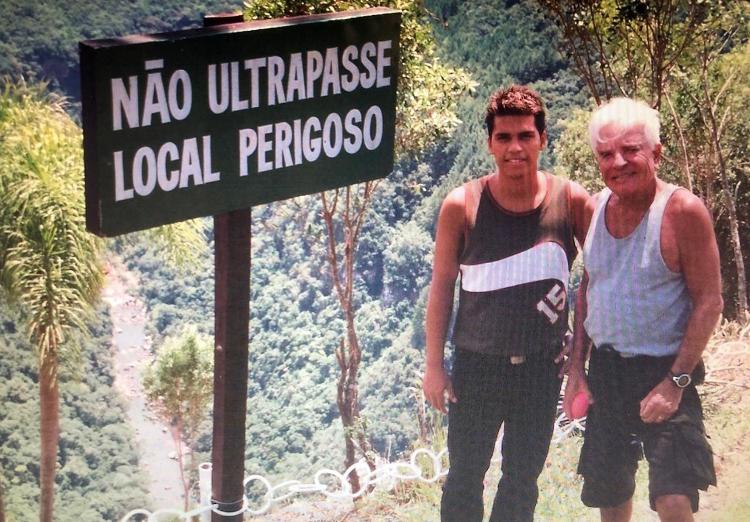 Roger em uma das inúmeras viagens que fez com Cid Moreira antes do afastamento completo dos dois em 2006