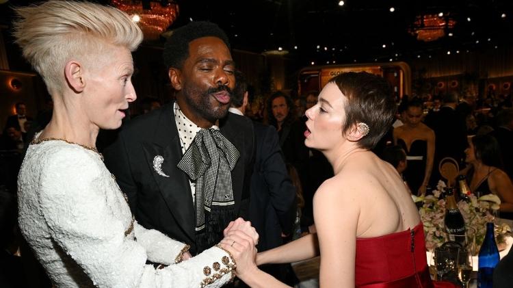 Tilda Swinton, a nova 'queridinha' dos brasileiros após comemorar a vitória de Fernanda Torres, Emma Stone e Colman Domingo conversam nos bastidores do Globo de Ouro