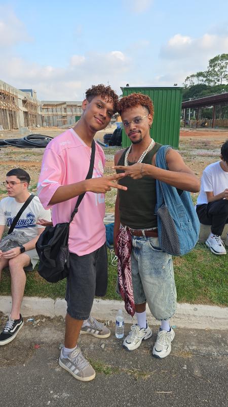 Os amigos Pablo Queiroz, 21 e Levi Miguel, 20 consideram NMIXX uma potência vocal Os amigos Pablo Queiroz, 21 e Levi Miguel, 20 consideram NMIXX uma potência vocal