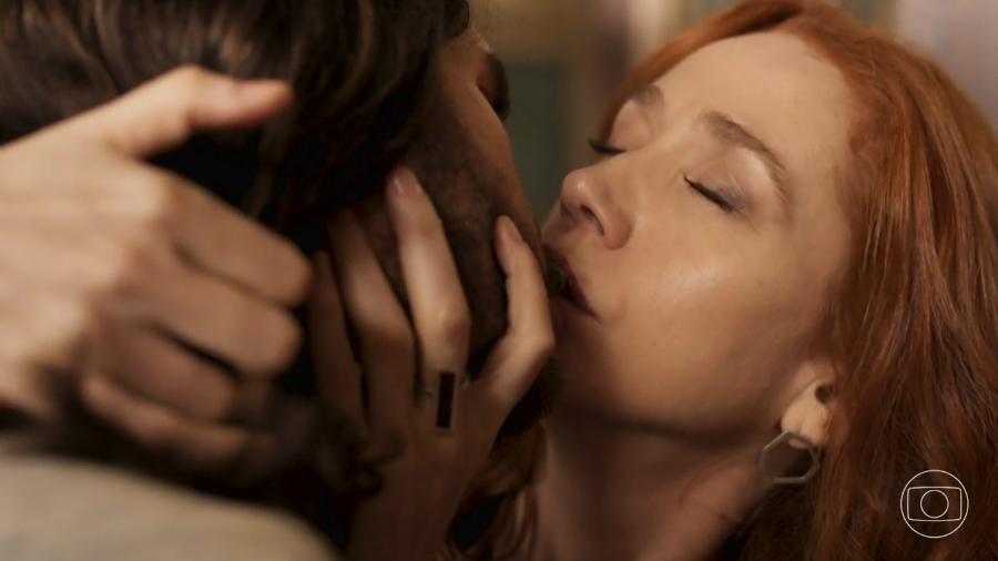 Irma (Camila Morgado) beija Trindade (Gabriel Sater) em "Pantanal" - Reprodução/TV Globo