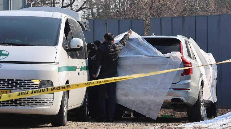 Policiais examinam uma cena onde o ator sul-coreano Lee Sun-kyun foi encontrado morto em um parque em Seul, Coreia do Sul, em 27 de dezembro de 2023. Policiais examinam uma cena onde o ator sul-coreano Lee Sun-kyun foi encontrado morto em um parque em Seul, Coreia do Sul, em 27 de dezembro de 2023.