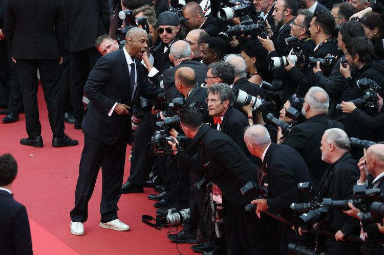 Denzel Washington discute com fotógrafos no tapete vermelho de Cannes
