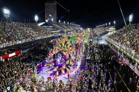 https://conteudo.imguol.com.br/c/splash/4c/2026/02/22/carnaval-2026-mangueira-no-desfile-das-campeas-no-rio-1771735005236_v2_450x1.jpg
