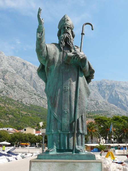 A estátua de São Nicolau em Baška Voda