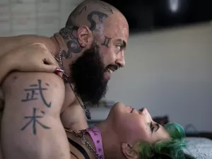 Casal profissional filma trepada com requintes BDSM bem ali na minha frente