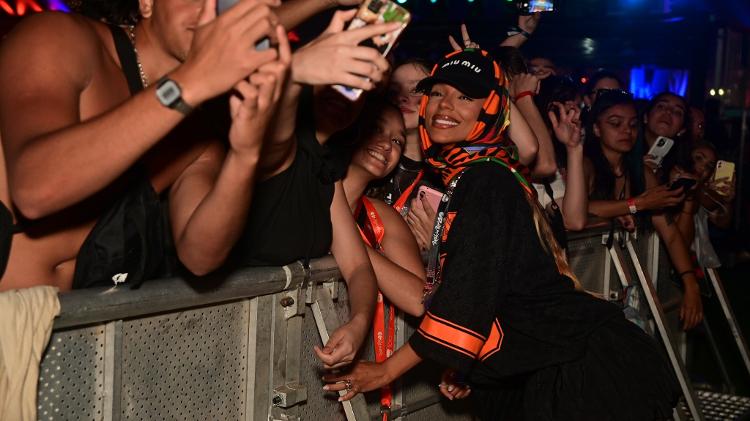 Bruna Gonçalves tira foto com fãs no Rock in Rio 2024