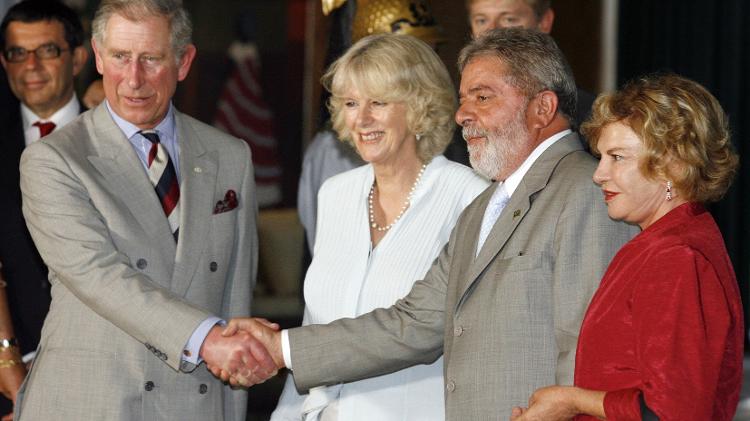 O então príncipe Charles e a mulher dele, a duquesa Camilla Bowles, são recebidos pelo presidente Lula e a primeira-dama Marisa, no Planalto, em Brasília (DF) O então príncipe Charles e a mulher dele, a duquesa Camilla Bowles, são recebidos pelo presidente Lula e a primeira-dama Marisa, no Planalto, em Brasília (DF)