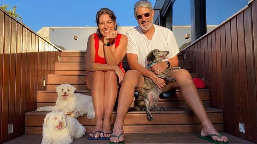 William Bonner com a mulher, Natasha Dantas, e os três cachorros do casal. - Reprodução/Instagram