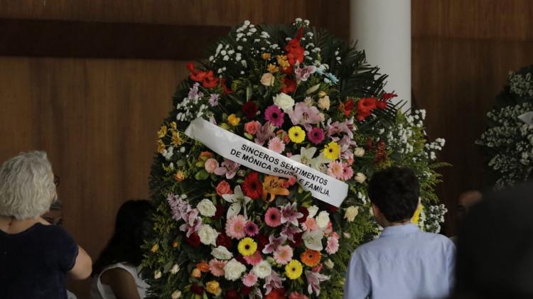 Coroa de flores enviada pela família de Mônica e Mauricio de Sousa no velório de Ziraldo