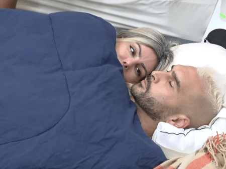 A Grande Conquista: Lizi deita com Brenno durante festa - Reprodução/Record