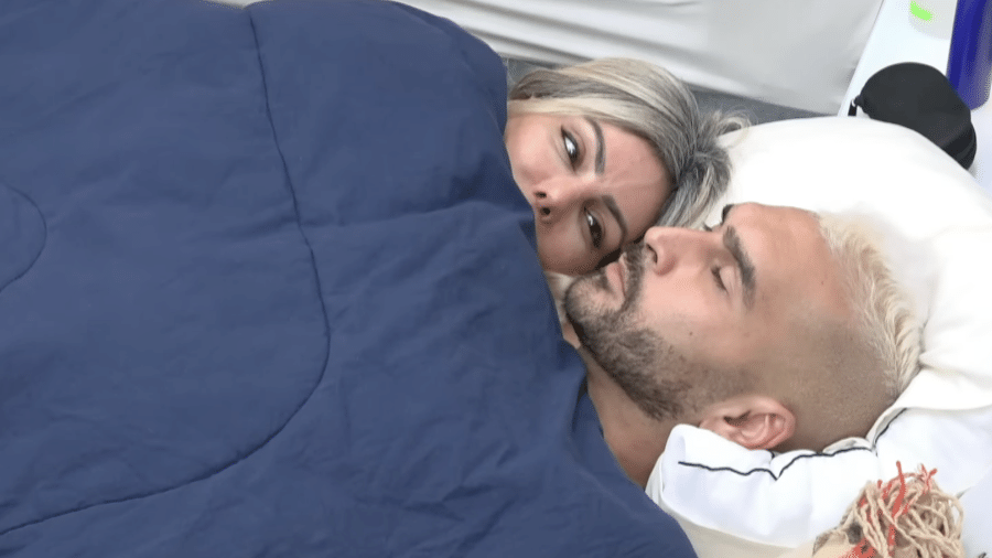 A Grande Conquista: Lizi deita com Brenno durante festa